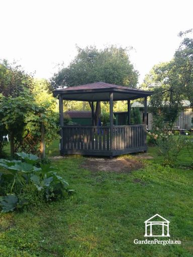 Seks-sidet Trepaviljong — Koselig Hagepaviljong med Gulv og Overdekket Tak
