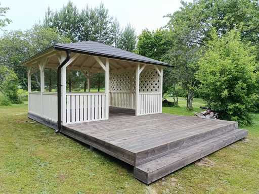 4x4,5 m Hvit Trepaviljong — Elegant Hagepaviljong med Terrasse og Vakkert Design