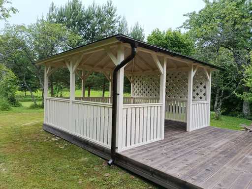 4x4,5 m Hvit Trepaviljong — Elegant Hagepaviljong med Terrasse og Vakkert Design
