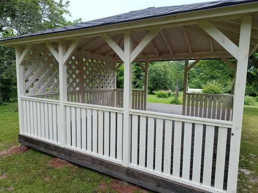 4x4,5 m Hvit Trepaviljong — Elegant Hagepaviljong med Terrasse og Vakkert Design