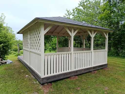 4x4,5 m Hvit Trepaviljong — Elegant Hagepaviljong med Terrasse og Vakkert Design
