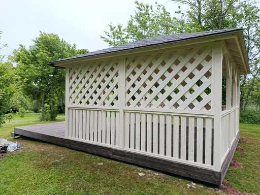 4x4,5 m Hvit Trepaviljong — Elegant Hagepaviljong med Terrasse og Vakkert Design