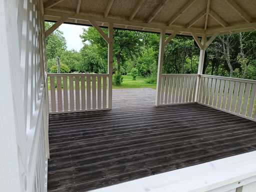 4x4,5 m Hvit Trepaviljong — Elegant Hagepaviljong med Terrasse og Vakkert Design