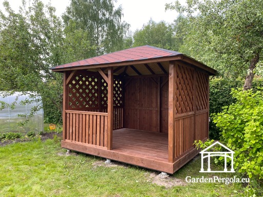 3x3,5 m Brun Trepaviljong — Koselig Hagepaviljong med Gulv, Lukket Bakvegg og Dekorative Gittervegger