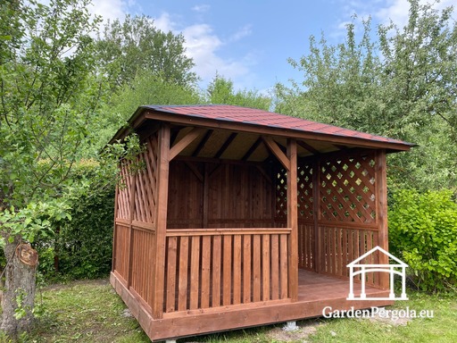 3x3,5 m Brun Trepaviljong — Koselig Hagepaviljong med Gulv, Lukket Bakvegg og Dekorative Gittervegger - garden gazebo pergola