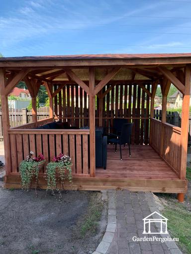 3x3,5 m Brun Trepaviljong — Koselig Hagepaviljong med Gulv og Dekorative Gittervegger