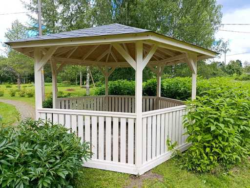 Seks-sidet trepaviljong — koselig hagepaviljong med gulv og overdekket tak