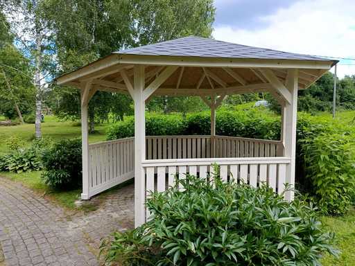 Seks-sidet trepaviljong — koselig hagepaviljong med gulv og overdekket tak