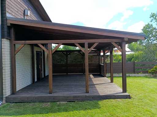 Mørk brun trehus-tilknyttet veranda med overbygd tak – 4,8×6 m