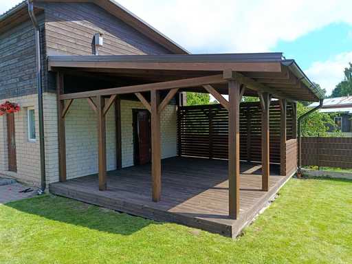 Mørk brun trehus-tilknyttet veranda med overbygd tak – 4,8×6 m