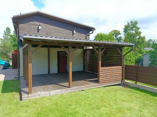 Mørk brun trehus-tilknyttet veranda med overbygd tak – 4,8×6 m