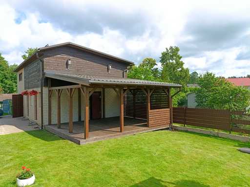 Mørk brun trehus-tilknyttet veranda med overbygd tak – 4,8×6 m